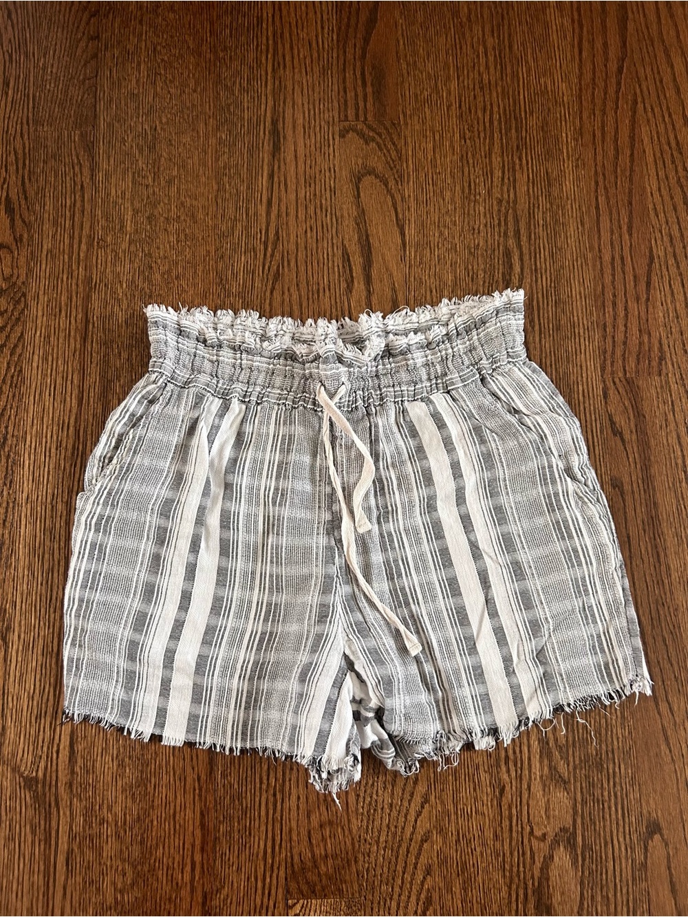 Ecote Striped Smocked Waist Women’s Shorts - White & Gray